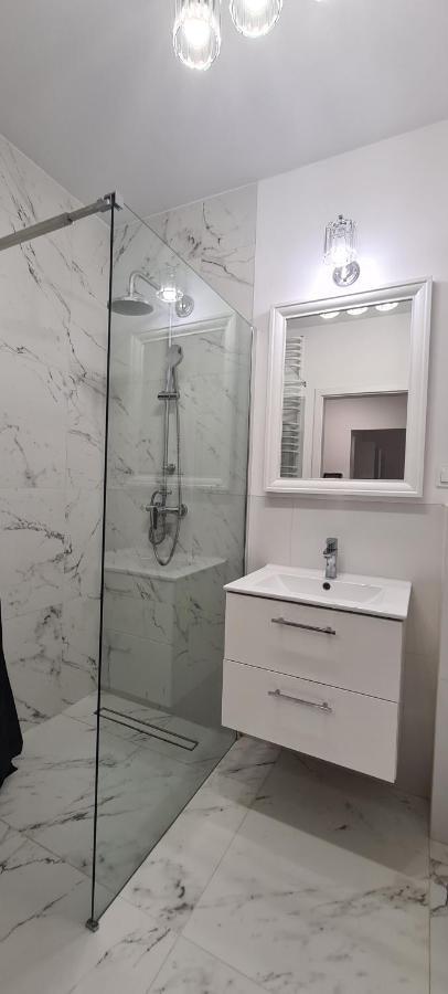 44 - Apartamenty Siedlce - Nowy Apartament W Centrum Przy Ul Czerwonego Krzyza エクステリア 写真